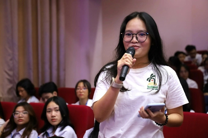 Sinh viên đặt câu hỏi cho diễn giả về ngành Kế toán, Kiểm toán